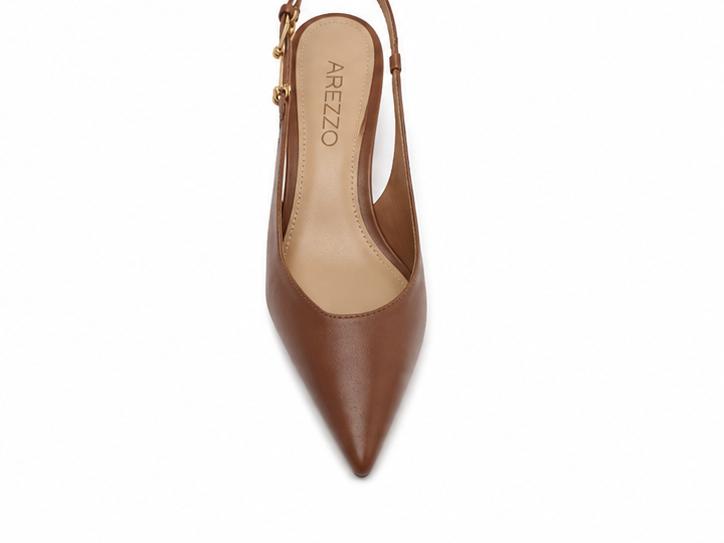 Scarpin Couro Slingback Bico Fino Caramelo Arezzo — foto 4