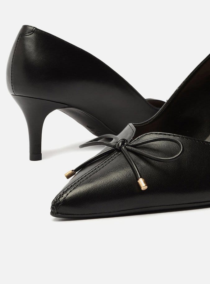 Scarpin Couro Laço Bico Fino Arezzo — foto 2